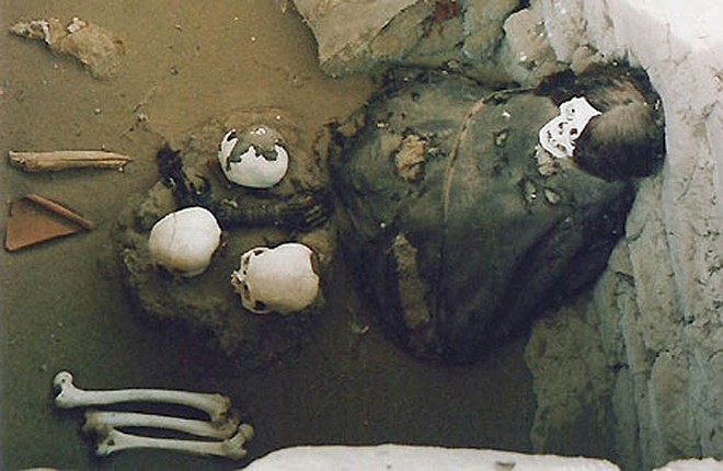 Các nhà khoa học cũng phát hiện dấu vết của cải trong các hầm mộ. Tuy nhiên, hầu hết các hầm mộ đã bị trộm xâm nhập lấy đi của cải.