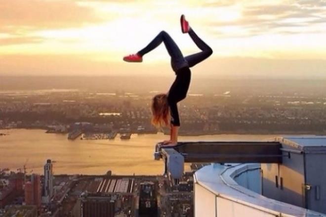 Cô gái này không chỉ leo lên một tòa nhà cao tầng mà còn tạo dáng khiến người xem choáng ngợp.
