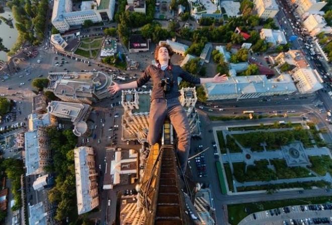 italy Raskalov (trong ảnh) hiện là một trong những người trẻ nổi tiếng nhất tại Moscow (Nga) khi thường xuyên đăng tải những bức ảnh thể hiện sự táo bạo.