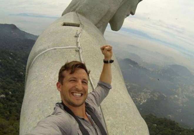 Một chàng trai gần đây được nhiều người biết đến khi leo lên tượng đức chúa khổng lồ đặt trên đỉnh núi tại Brazil.