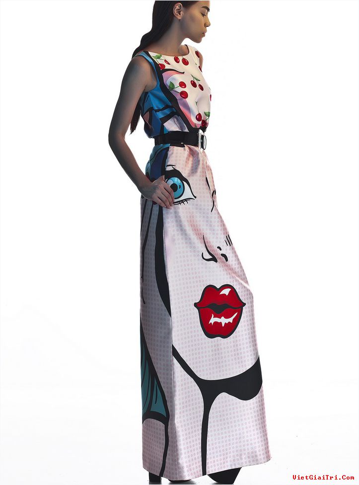 Đây là một mẫu trong bộ sưu tập Pop Art vừa được Công Trí tung ra. Chiếc đầm có họa tiết mặt người khổng lồ với kiểu dáng cắt xẻ quá độc đáo này là đồ chỉ dành cho những thân hình kiều diễm như Hà Hồ.