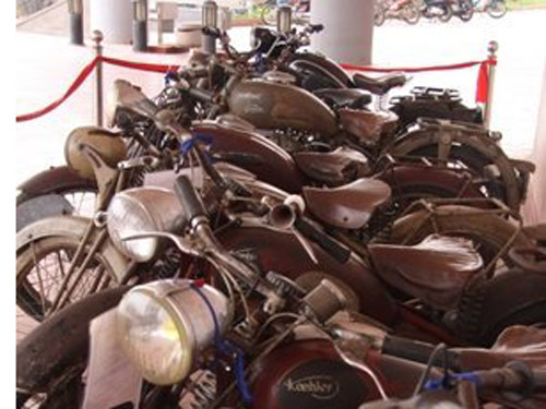 Dàn xe máy cổ còn 'nguyên đai nguyên kiện' từ thời vua Bảo Đại.