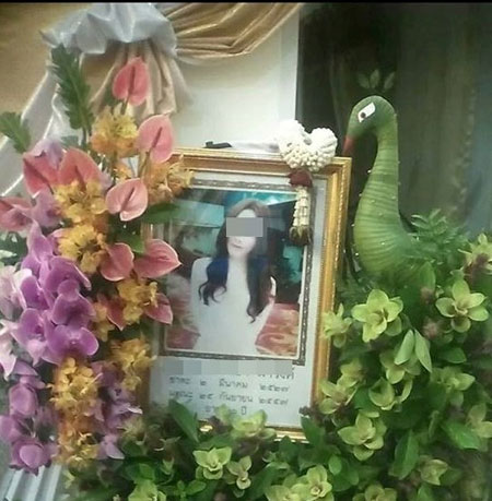 Bi kịch của Mathayar Ying được người bạn trai chia sẻ lên Facebook cá nhân, một năm sau cái chết thương tâm của cô trên bàn mổ. Vỡ hàm, gãy xương gò má là nguyên nhân dẫn đến cái chết của Mathayar.