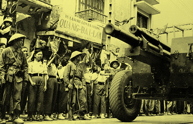 Đoàn cơ giới và pháo binh xuất phát từ Bạch Mai, qua phố Bạch Mai, phố Huế, 10h5 đến Bờ Hồ, qua Hàng Đào, Hàng Ngang, chợ Đồng Xuân, rẽ sang đường Cửa Bắc tiến vào thành lúc 10h45.