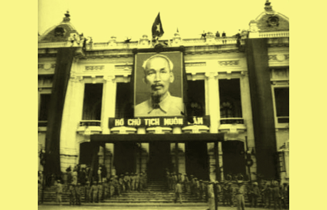 Đến 15h ngày 10/10/1954, còi Nhà hát Lớn thành phố nổi lên một hồi dài. Sau đó, hàng chục nghìn người dân Hà Nội đã trang nghiêm dự lễ chào cờ nhân ngày giải phóng.
