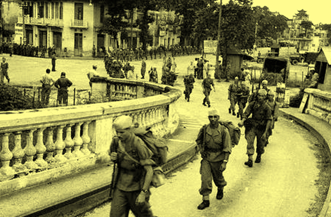 Đúng 16h ngày 9/10/1954, những lính Pháp cuối cùng đã rút qua cầu Long Biên. Quân Pháp rút quân qua đường dẫn phía Hàng Đậu lên cầu Long Biên.