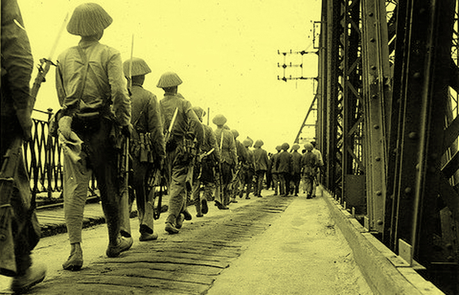 Những bước chân vừa làm nên chiến thắng Điện Biên đang tiến vào nội thành Hà Nội qua cầu Long Biên.