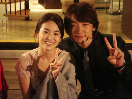 Song Hye Kyo đẹp đôi bên Bi Rain.