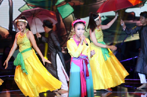 Trần Kyon Thiên Nhâm mở màn với tiết mục 'Quê hương ba miền' đầy ấn tượng.