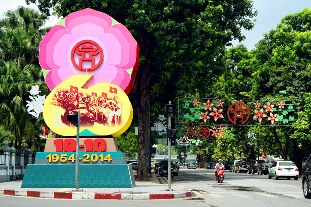 Một cụm trang trí trên phố Điện Biên Phủ - con phố mang tên địa danh gắn liền với sự kiện giải phóng Thủ đô