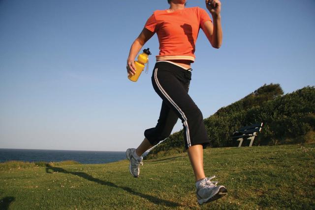 Chạy bộ nhiều. Chạy bộ làm tăng nguy cơ viêm khớp, đặc biệt là khớp ở đầu gối.