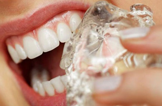 Nhai đá lạnh. Thói quen nhai đá lạnh không những làm hỏng men răng của bạn mà còn có thể làm cho răng nứt to và mẻ vì sốc nhiệt, răng cũng sẽ bị yếu và dễ gãy hơn.