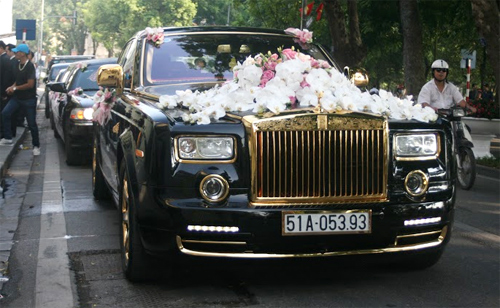 Nhiều người phải trầm trồ khi đám cưới xuất hiện siêu xe khủng này.