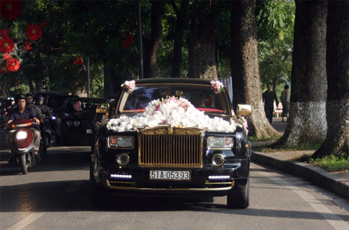 Siêu xe Rolls-Royce 30 tỷ mạ vàng xuất hiện trong đám cưới.