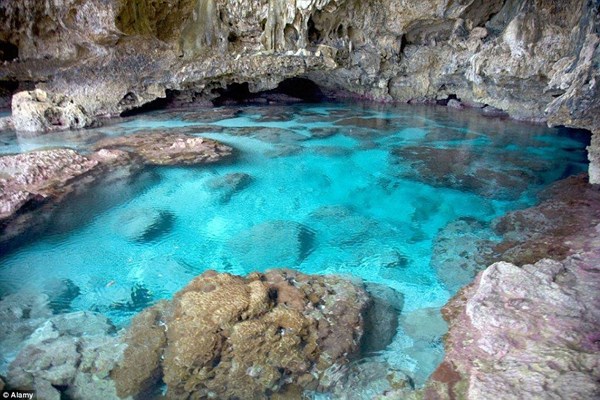 Niue (7.000 du khách) là một trong hai quốc đảo san hô lớn nhất thế giới với rất nhiều rạn san hô đẹp, độc đáo. Song Niue là một đất nước có rất ít dân sinh sống, chỉ 1.400 người.