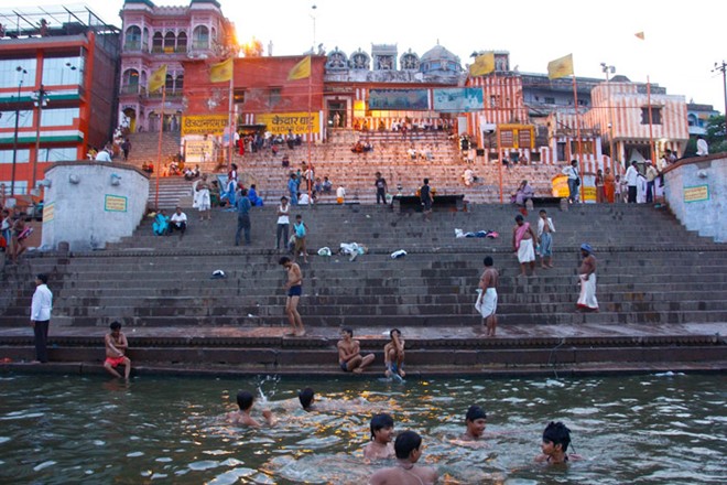 Đã bao đời nay, cư dân theo đạo Hindu ở Ấn Độ, sống bên sông Hằng đã coi đây là dòng sông thiêng. Dòng sông đó không chỉ gột rửa tội lỗi, tâm hồn, mà nó còn là thiêng đàng cho linh hồn.