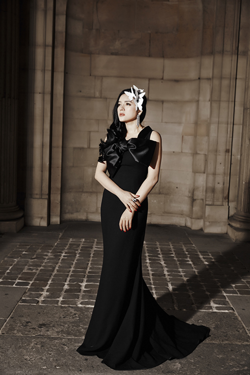 Lý Nhã Kỳ chọn trang phục mang phong cách cổ điển với đầm đen trễ vai vô cùng sang trọng.
