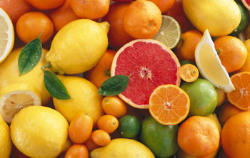 Chanh, cam, quýt, bưởi và thuốc ho. Nhiều người không biết rằng các loại trái cây họ cam quýt khác như chanh có thể ức chế cơ thể phân hủy thuốc statin cũng như dextromethorphan ức chế ho.