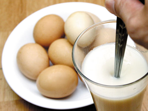 Khi ăn trứng và uống sữa đậu nành, bạn đã vô tình ngăn cản cơ thể tiêu hóa và hấp thu protein.