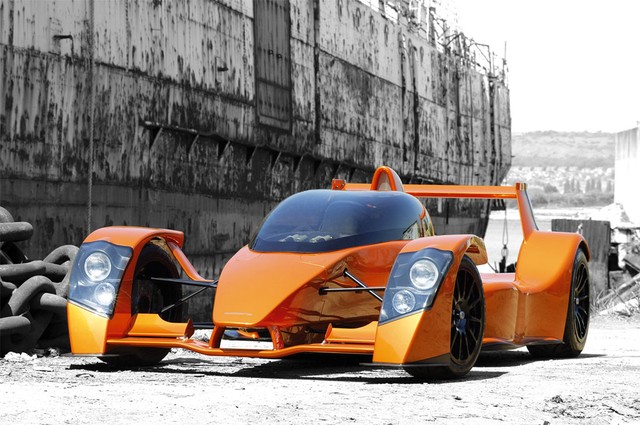 Caparo T1 là phiên bản đường phố của một chiếc xe đua Le Mans, chiếc xe đạt đủ các tiêu chuẩn để có thể lưu hành tại Anh Quốc.  Caparo T1 có trọng lượng 550 kg, công suất: 575 mã lực ,tỷ số công suất/trọng lượng: 1.045 mã lực/tấn.
