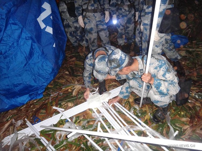 Lực lượng cứu hộ đang dựng lều cho người dân sau trận động đất.