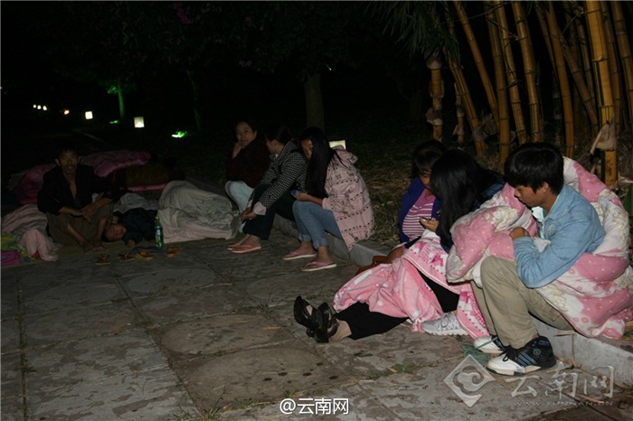 Cảnh màn trời chiếu đất của người dân thành phố Phổ Nhĩ, huyện Cảnh Cốc, tỉnh Vân Nam đêm 7/10.