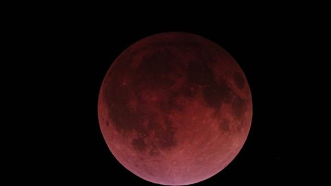 Victor Rogus, một nhà thiên văn nghiệp dư tại Mỹ, chụp bưc ảnh rất ấn tượng khi màu đỏ bao phủ đĩa mặt trăng.
