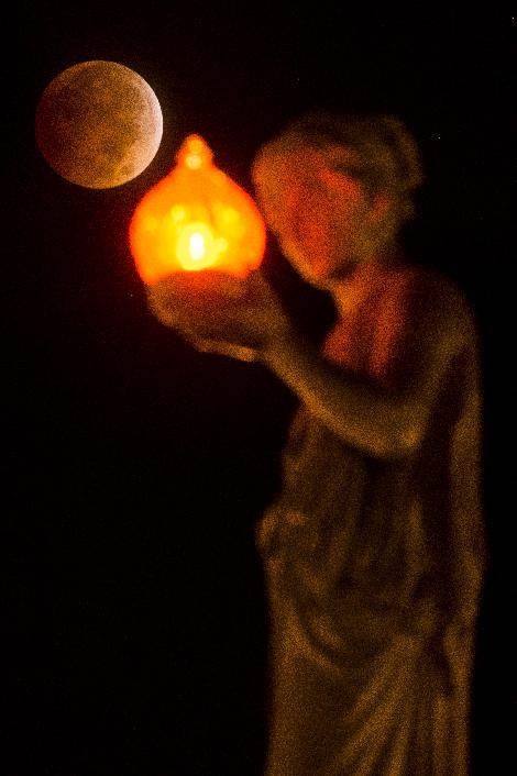 Góc chụp của một nhiếp ảnh gia tại thành phố Manitou Springs, bang Colorado, Mỹ khiến người xem cảm thấy dường như bức tượng đang soi sáng mặt trăng.