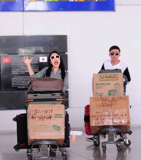 Trấn Thành và Việt Hương vừa trở về sân bay Tân Sơn Nhất sau chuyến đi Mỹ dài ngày. Hai ngôi sao khiến fan choáng váng vì đống hành lý đủ các thùng kiện to ngất ngưởng như thùng hàng.