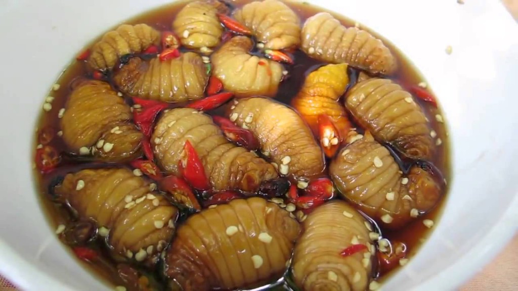 Có rất nhiều loại côn trùng được chế biến thành món ăn ở Việt Nam. Món này được cho là ngon nhất khi người ăn đủ can đảm thưởng thức trọn vẹn hương vị của một chú đuông còn sống đang ngoe nguẩy thân mình.