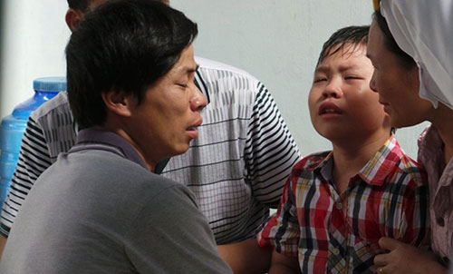 Khi chứng kiến cảnh khâm liệm cha, bé Nguyên Khôi khóc ngất nên nhiều người thân phải an ủi, dỗ dành.
