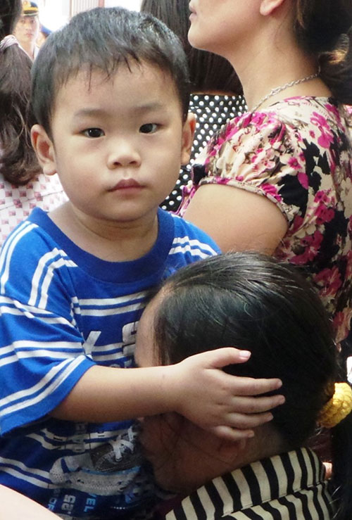 Con út của thượng uý Bắc, bé Dương Văn Anh Quân (2 tuổi), còn quá nhỏ để cảm nhận được nỗi đau. Thượng uý Bắc đi công tác nhà giàn khi bé Quân mới sinh được vài tháng nên chưa được thấy mặt cha.