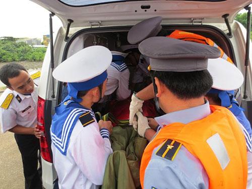 Thi thể anh Bắc được chở đến bệnh viện Lê Lợi để thực hiện các thủ tục pháp y.