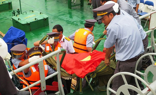 Thượng uý Dương Văn Bắc (41 tuổi, quê Nghệ An) hi sinh trong lúc làm nhiệm vụ kiểm tra hệ thống vật cản dưới sàn cập tàu tại nhà giàn DK1/11 vào chiều tối 6/10. Thi thể anh được tàu KN-812 đưa về cảng Kiểm ngư số 2, TP.Vũng Tàu vào lúc 7h ngày 9/10.