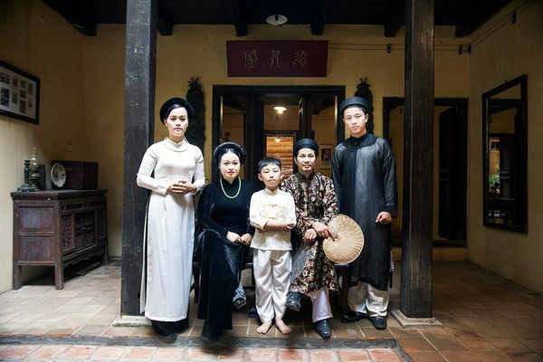 Nếp sinh hoạt một gia đình 3 thế hệ Hà Nội xưa được tái hiện sinh động trong bộ ảnh tại nhà cổ 87 Mã Mây (Hà Nội).