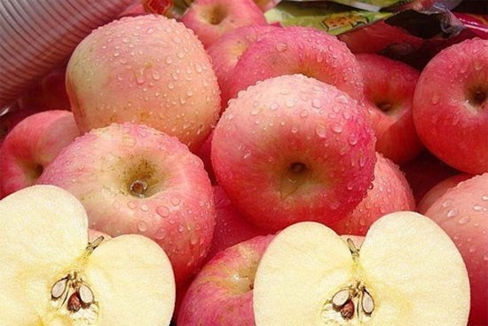 Thuốc trừ sâu phun trong quá trình trồng cực kì dễ bám vào vỏ táo và có thể ngấm sâu vào phẩn ruột táo bên trong.