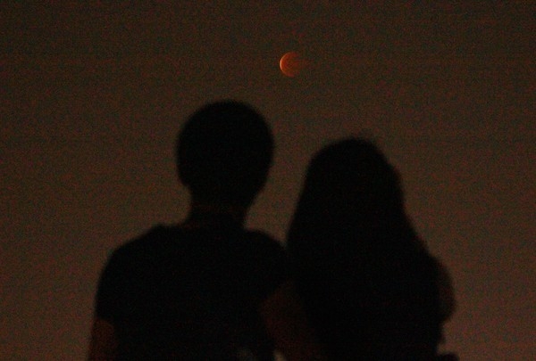 Khoảnh khắc lãng mạn của đôi bạn trẻ khi 'trăng máu' xuất hiện.