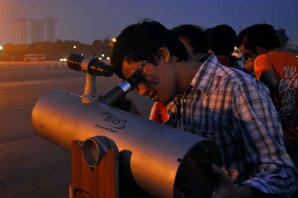 Một nhóm các bạn trẻ thuộc Hội thiên văn nghiệp dư Hà Nội mang những ống kính thiên văn tự chế đến để phục vụ người dân xem trăng.
