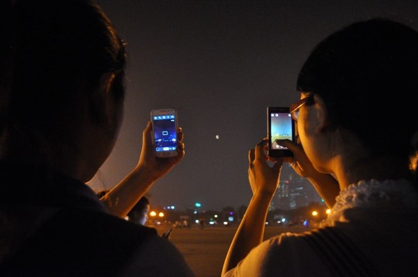Nhiều bạn trẻ dùng điện thoại để ghi lại ánh trăng màu đỏ 'có một không hai' trong đời này.