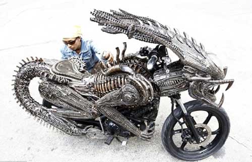 chiếc siêu xe “quái dị” này là của Roongroja Sangwongprisarn, một nghệ sĩ 54 tuổi tại Băng Kốc, Thái Lan, lấy ý tưởng thiết kế từ những con quái vật ngoài hành tinh nổi tiếng của bộ phim kinh dị Mỹ Alien vs Predator.