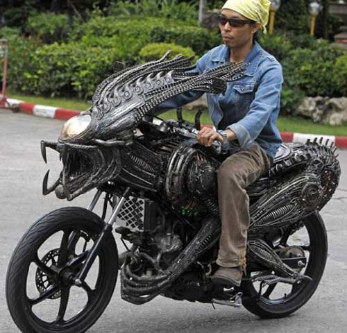Anh Roongroja cho biết, chiếc môtô lấy ý tưởng thiết kế từ những con quái vật ngoài hành tinh nổi tiếng của bộ phim kinh dị Mỹ Alien vs Predator. Để “độ” xe anh đã tận dụng tất cả những bộ phận kim loại cũ của ô tô, xe máy và cả xe đạp để trang trí cho thân xe thêm phần dữ tợn.