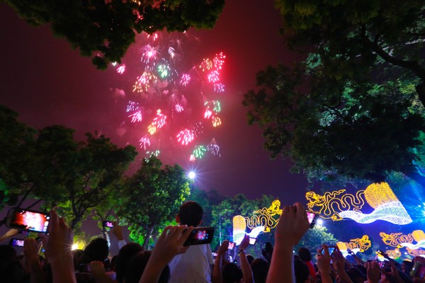 Đúng 21h tối 10/10, bầu trời Hà Nội rực sáng những màn pháo hoa chào mừng kỷ niệm 60 năm Giải phóng Thủ đô.