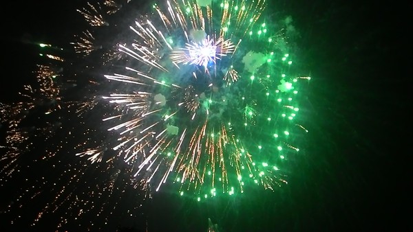 Màn trình diễn pháo hoa mang đến 'bữa tiệc' ánh sáng tuyệt vời trên bầu trời Thủ đô.