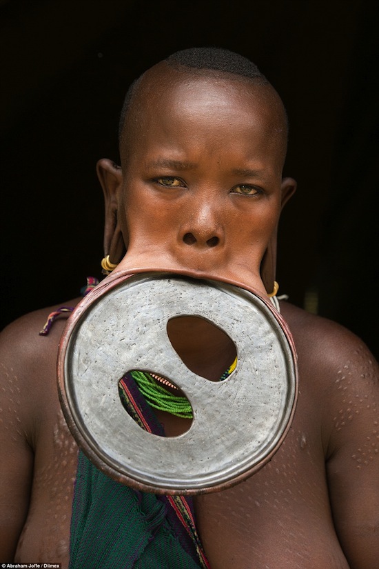 Họ quan niệm, người nào đeo chiếc đĩa có đường kính lớn nhất sẽ được tôn vinh là người phụ nữ đẹp nhất trong bộ tộc.