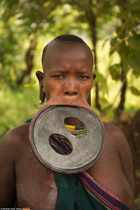 Những cư dân thuộc bộ tộc Surma có khoảng 30.000 người. Họ sống chủ yếu ở khu vực phía tây nam Ethiopia.
