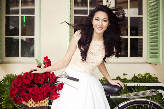 Không quần áo hàng hiệu, siêu xe nhưng Hoa hậu Thu Thảo vẫn đẹp đến ngỡ ngàng.
