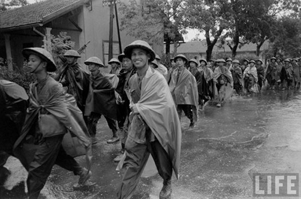 Các chiến sĩ Việt Minh tiến vào thành phố dưới cơn mưa mùa thu lất phất.