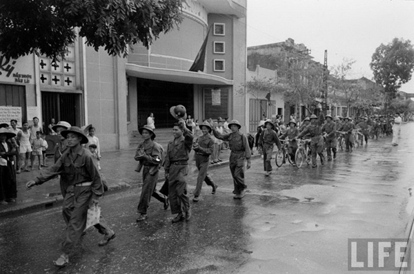 Đoàn quân chiến thắng đi qua rạp Đại Nam ở phố Huế.