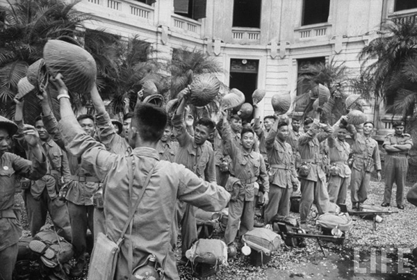 Các chiến sĩ Việt Minh biểu lộ niềm vui sau khi tiếp quản Phủ Thống sứ.