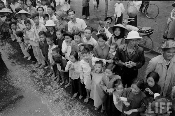 Chiếc xe của báo Dân Mới, cơ quan tuyên truyền của Mặt trận Việt Minh liên tỉnh Thanh - Nghệ Tĩnh tham gia vào ngày vui ở Hà Nội.